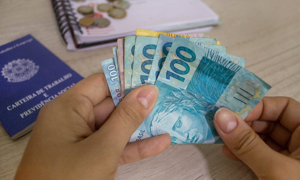 Notas falsas de R$100 e R$200 infestam região de Bauru (SP) em 2025, com casos quase dobrando. Polícia Federal alerta sobre golpes e ensina a identificar dinheiro falso