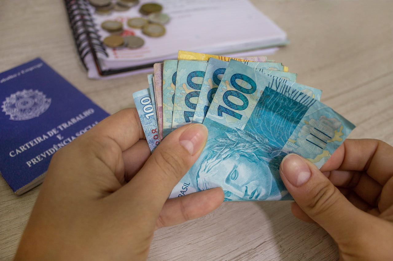 Notas falsas de R$100 e R$200 infestam região de Bauru (SP) em 2025, com casos quase dobrando. Polícia Federal alerta sobre golpes e ensina a identificar dinheiro falso