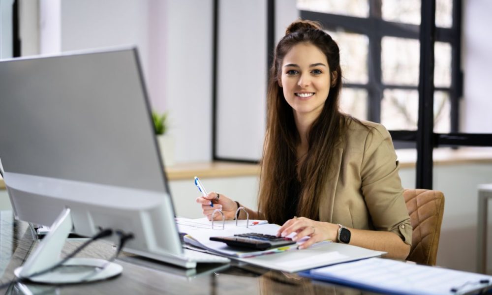 Contador: pensando em largar a CLT para abrir seu próprio escritório? Confira dicas essenciais para começar com segurança