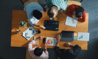Equipe reunida discutindo as etapas do planejamento estratégico durante uma apresentação corporativa