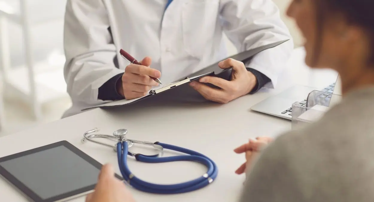 Atestado médico durante as férias suspende ou interrompe o período