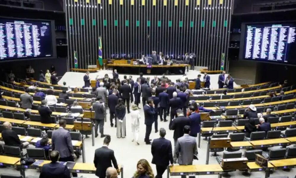Câmara deve votar urgência de projeto que isenta IR para quem ganha até R$ 5 mil