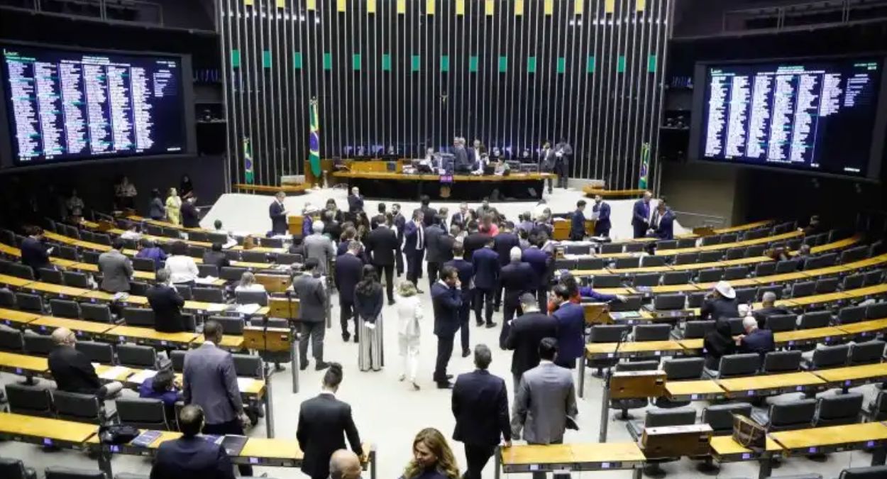 Câmara deve votar urgência de projeto que isenta IR para quem ganha até R$ 5 mil