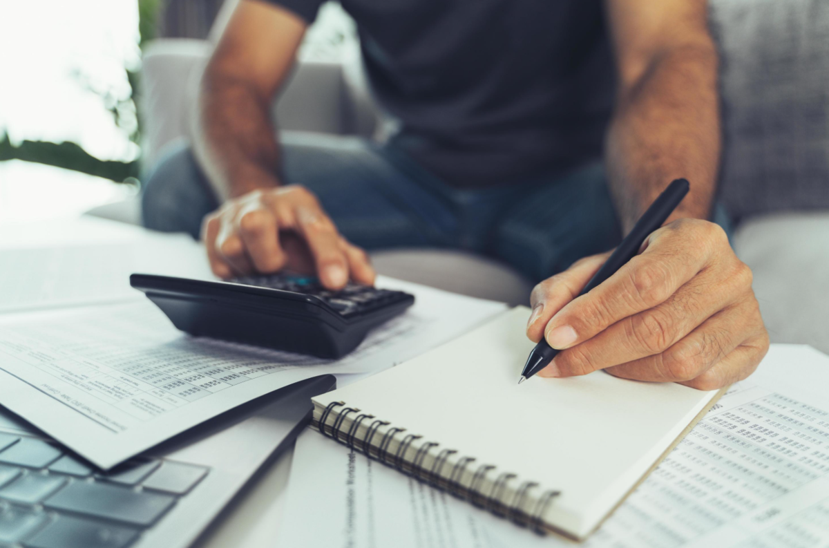 Luz vermelha para o varejo: energia mais cara desafia rentabilidade em agosto