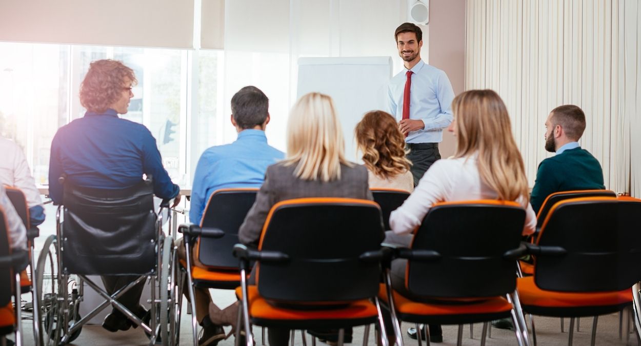 Como deve ocorrer a contratação de funcionário PcD
