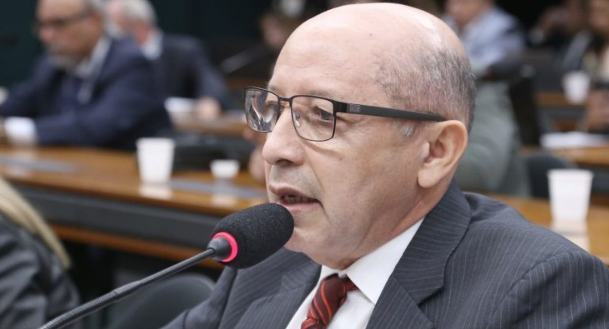 Projeto de lei prevê licença de cinco dias para acompanhante de mãe solo