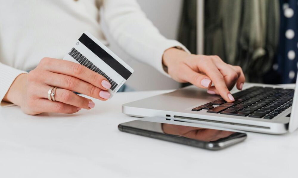 Pesquisa mostra que brasileiros preferem usar Inteligência Artificial na hora de comprar online