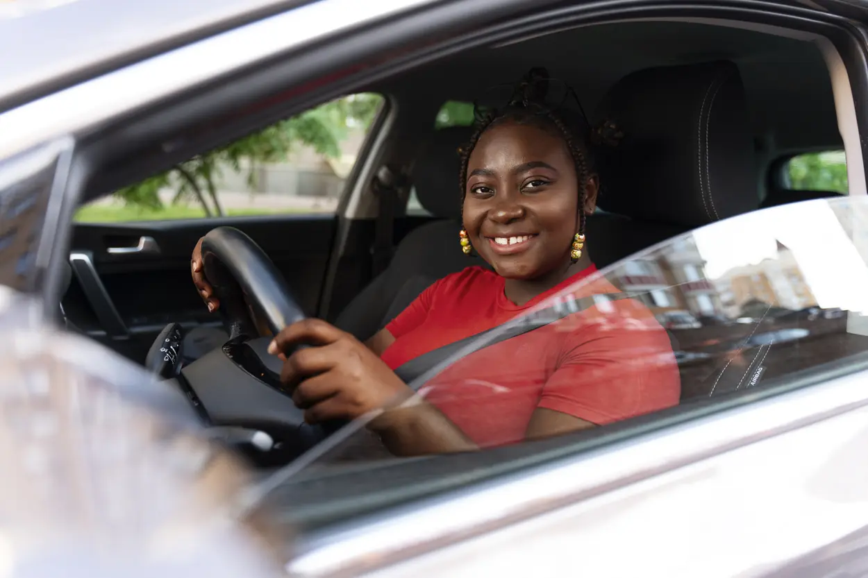 Mulher dirigindo um carro com a janela meio aberta