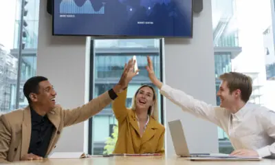 Empresários em reunião batendo palmas