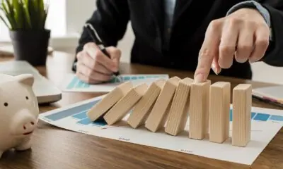 Empresário a fundo tocando linha de blocos em queda