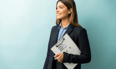 empresária segurando análises de sua empresa