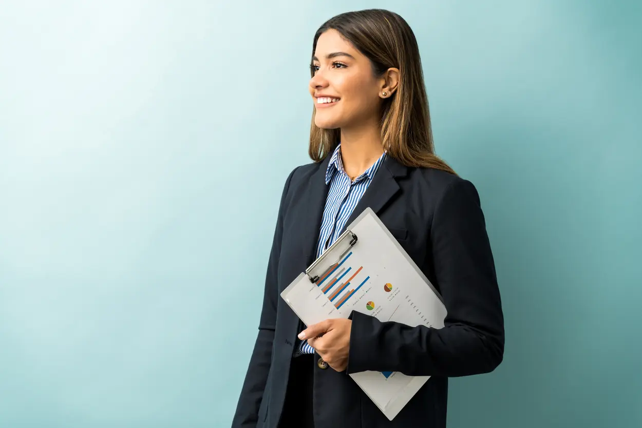 empresária segurando análises de sua empresa